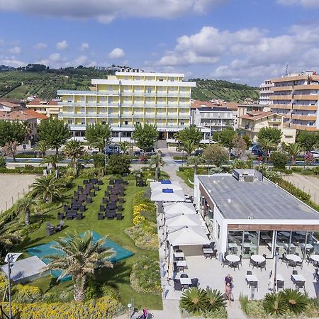 Hotel Atlas Альба-Адриатика Экстерьер фото
