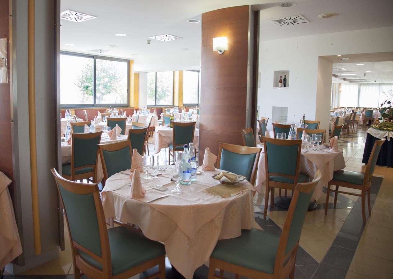 Hotel Atlas Альба-Адриатика Экстерьер фото