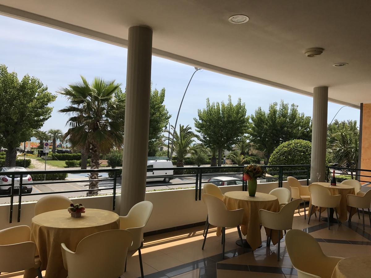 Hotel Atlas Альба-Адриатика Экстерьер фото