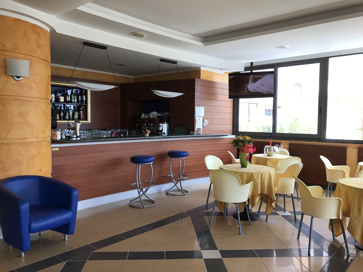 Hotel Atlas Альба-Адриатика Экстерьер фото