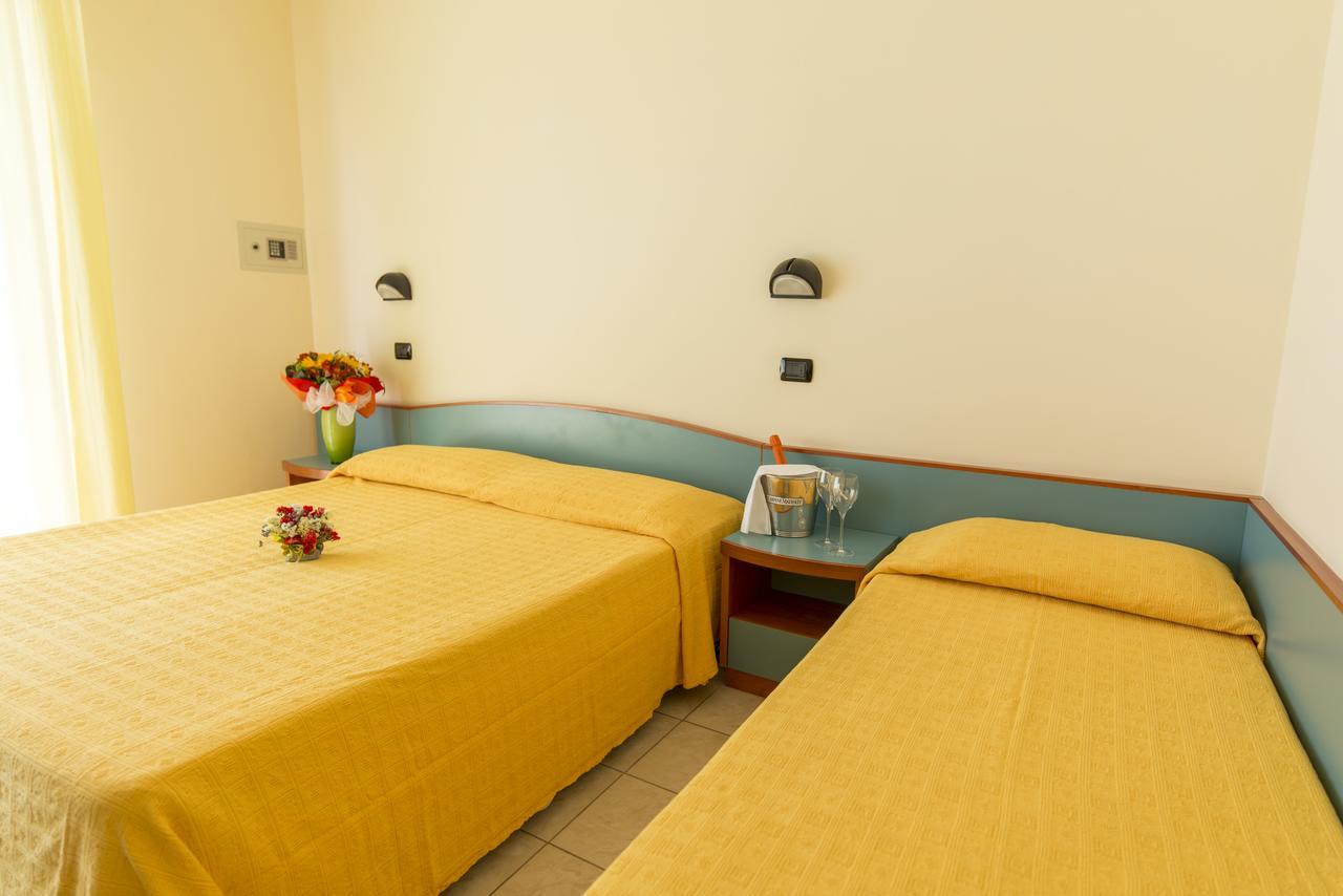 Hotel Atlas Альба-Адриатика Экстерьер фото