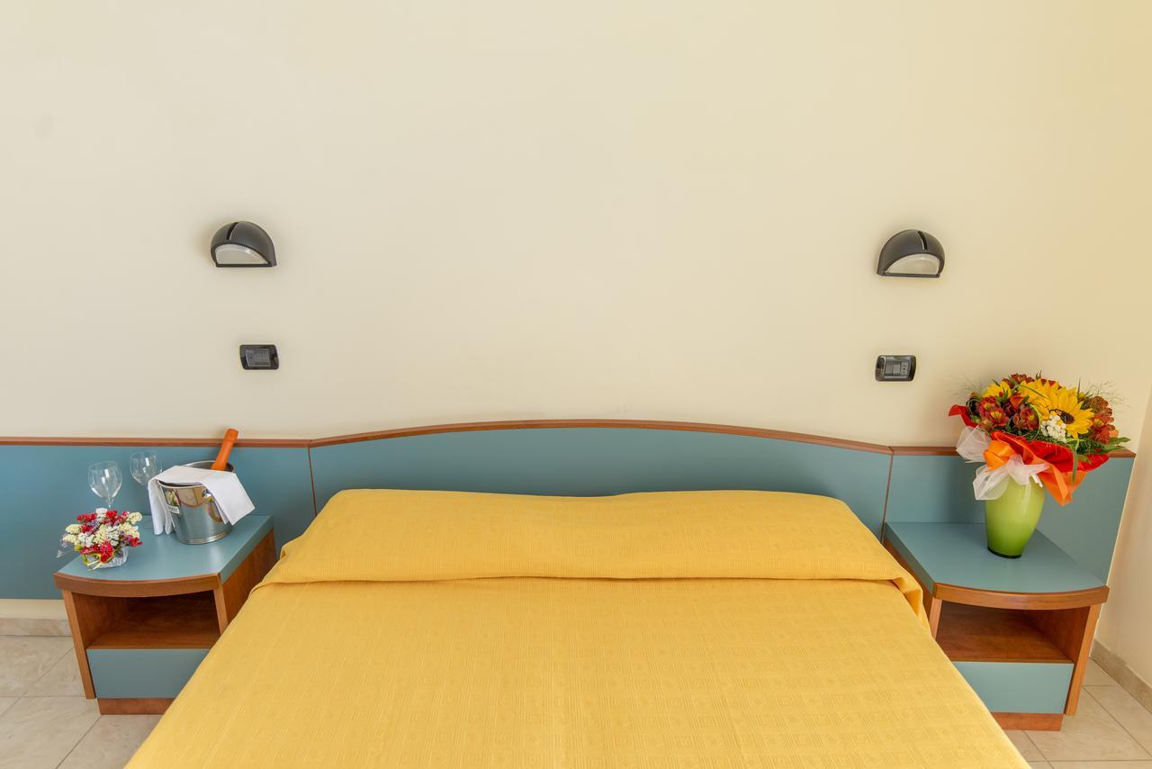 Hotel Atlas Альба-Адриатика Экстерьер фото